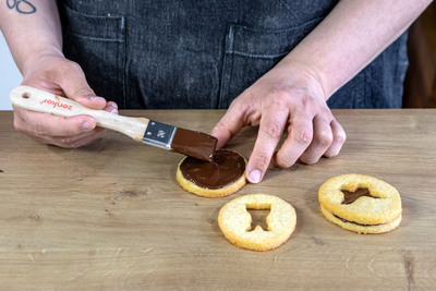 Osterplätzchen mit Schokolade füllen