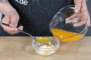 Saft mit Speisestärke verrühren