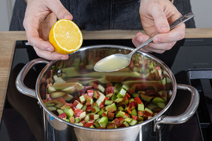 Zitronensaft zum Rhabarber geben