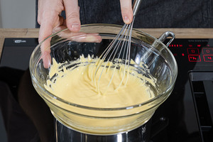 Eigelb über Waaserbad cremig schlagen
