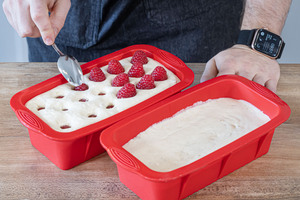 Himbeeren ins Rhabarber-Parfait drücken