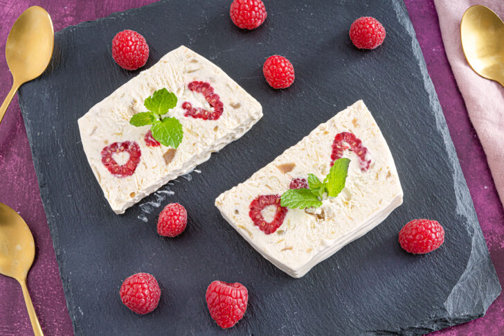 Rhabarber-Parfait mit Himbeeren