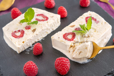 Rhabarber-Parfait mit Himbeeren