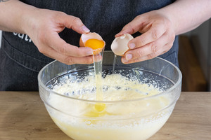 Eier unter den Teig rühren