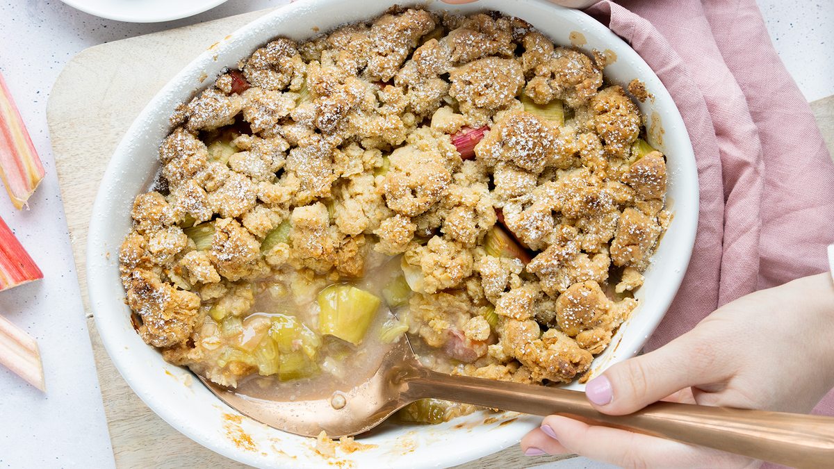 Saftiger Rhabarber-Crumble | Rezept - eat.de