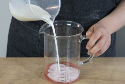 Rhabarbersaft mit Milch auffüllen