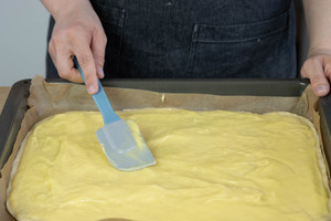 Pudding auf dem Hefeteig verstreichen