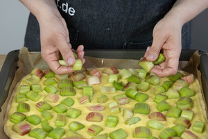 Rhabarber auf dem Pudding verteilen