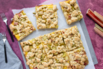 Rhabarberkuchen mit Hefeteig, Pudding und Streusel