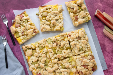 Rhabarberkuchen mit Hefeteig, Pudding und Streusel