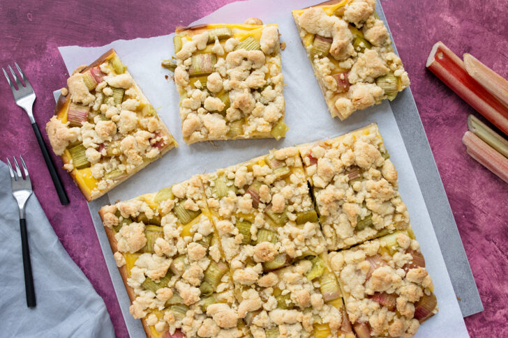 Rhabarberkuchen mit Hefeteig, Pudding und Streusel