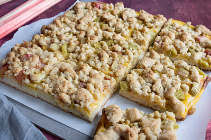 Rhabarberkuchen mit Hefeteig, Pudding und Streusel
