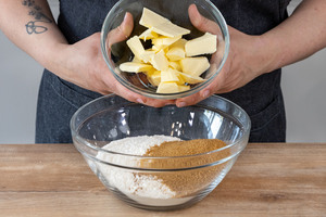 Mehl, Zucker, Zimt, Salz, kaltes Wasser und kalte Butter in eine Schüssel geben