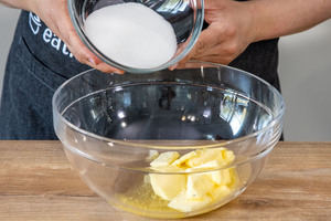 Zucker und Butter vermengen