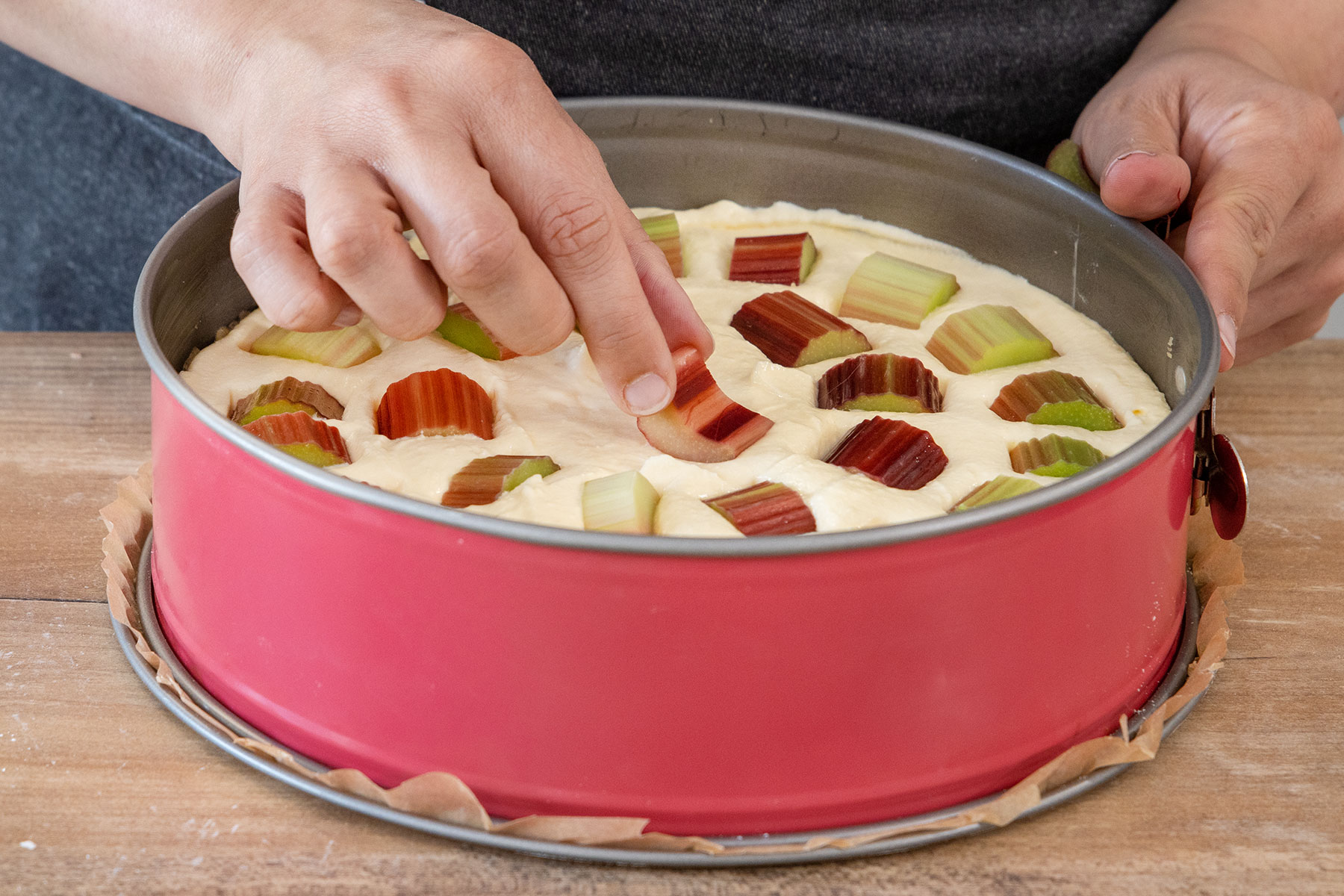 Rhabarberstücke in Quarkmasse drücken