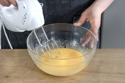 Eier, Margarine und Zucker aufschlagen