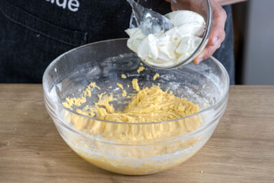 Schmand zu Muffinteig geben