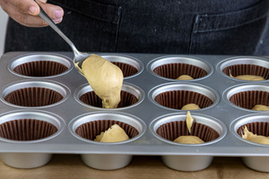 Muffinteig in Förmchen geben