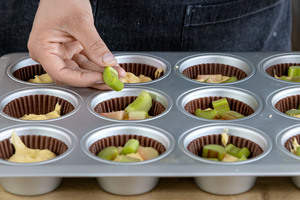 Rhabarber in Muffins drücken