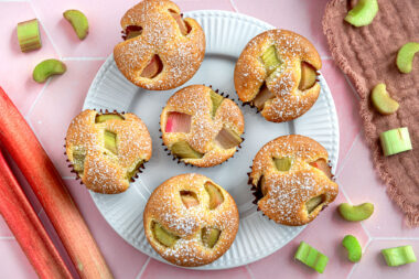 Rhabarber-Muffins mit Vanillepudding