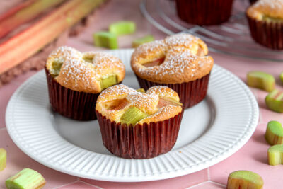 Rhabarber-Muffins mit Vanillepudding