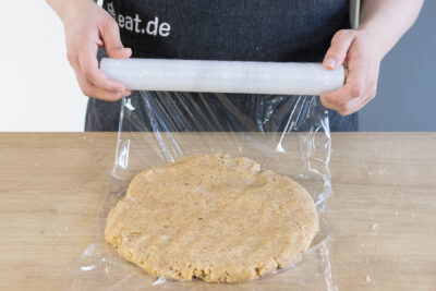 Teig in Frischhaltefolie wickeln