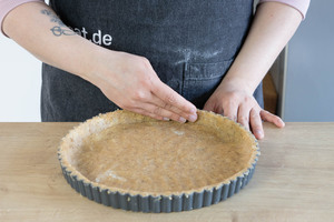 Teig in die Form heben