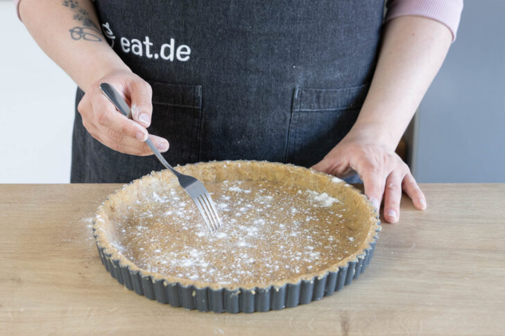 Den Teig mit einer Gabel einstechen