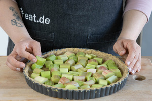 Rhabarber auf dem Tarteboden verteilen