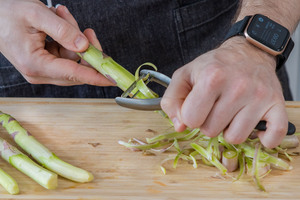 Spargel schälen