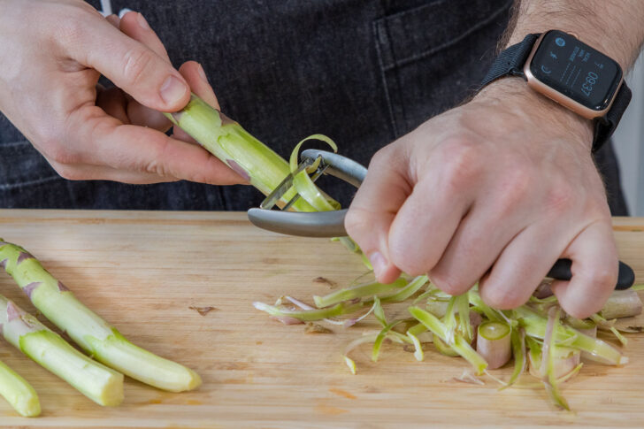 Spargel schälen