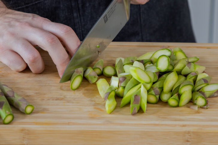 Spargel klein schneiden