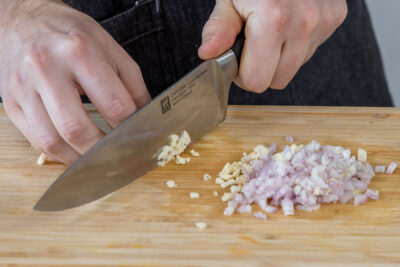 Zwiebel und Knoblauch klein schneiden