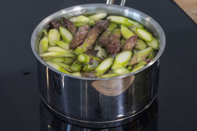 Spargelstücke kochen