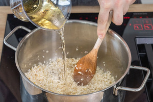 Risotto mit Weißwein ablöschen