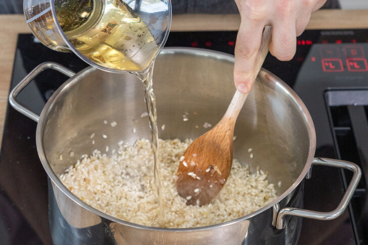Risotto mit Weißwein ablöschen