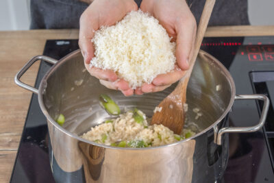 Parmesan zum Spargelrisotto geben