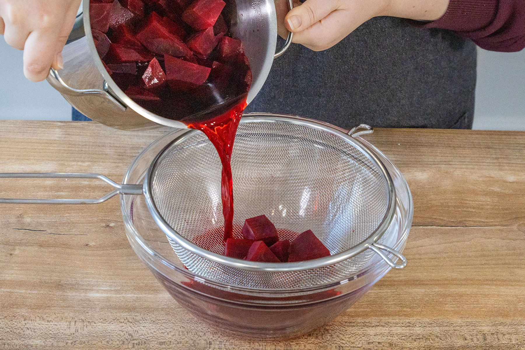 Rote-Bete-Sud durch Sieb abgießen