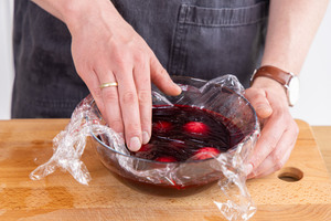Eier mit Frischhaltefolie bedecken