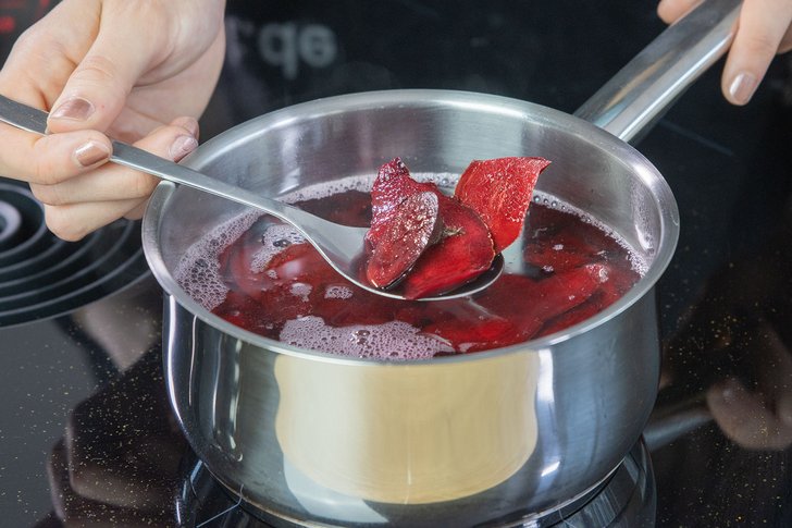 Farbsud aus frischer Roter Bete kochen