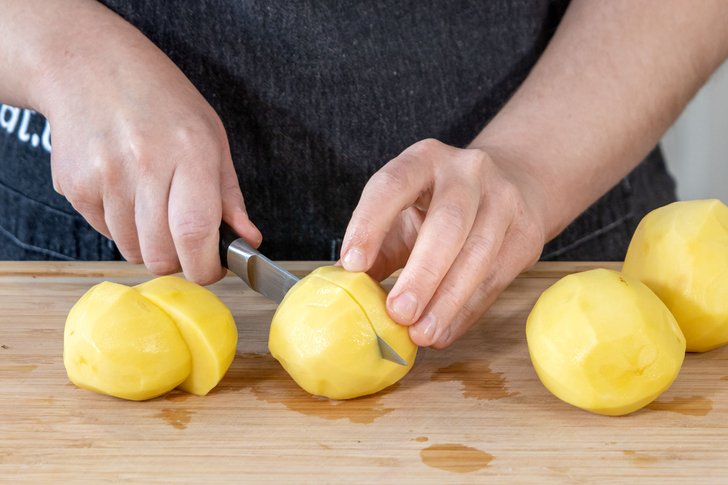 Kartoffeln in gleichmäßige Stücke teilen