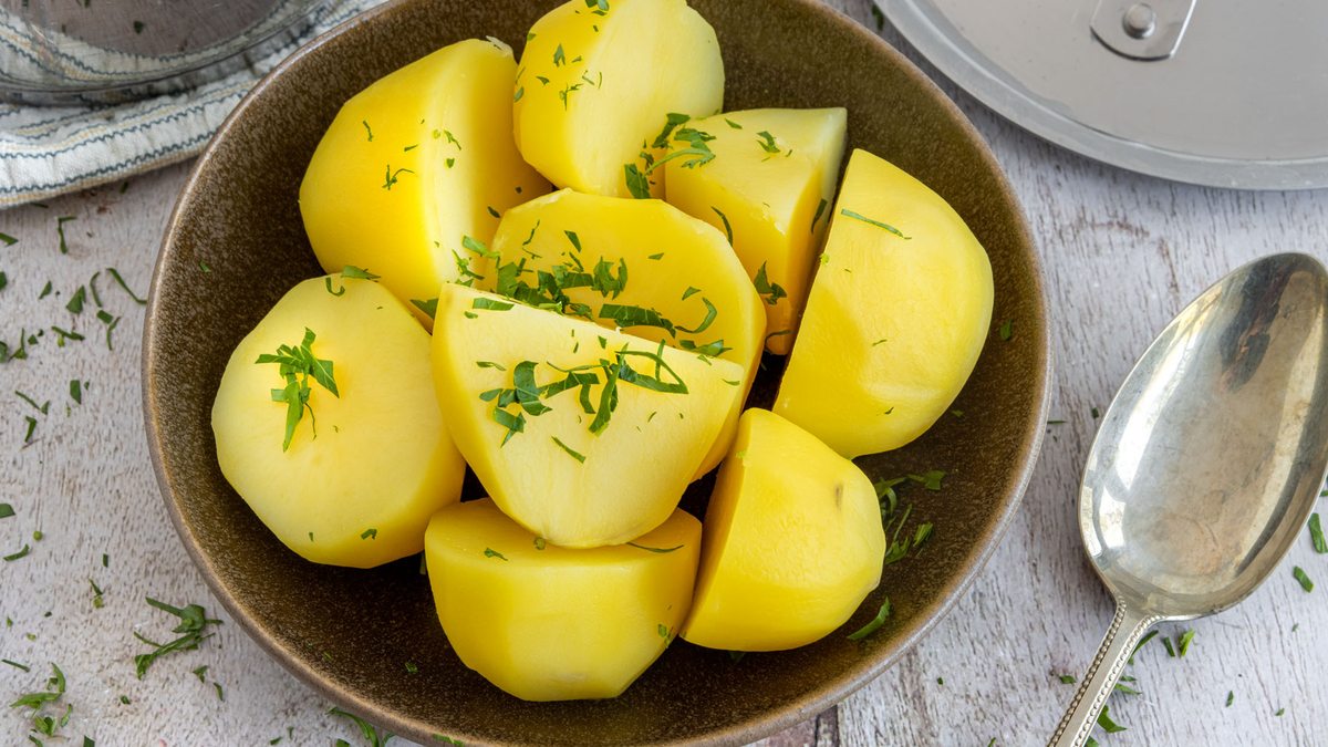 Salzkartoffeln kochen: so einfach geht's | Rezept - eat.de