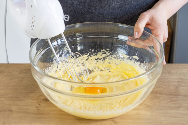 Eier mit Teig verrühren