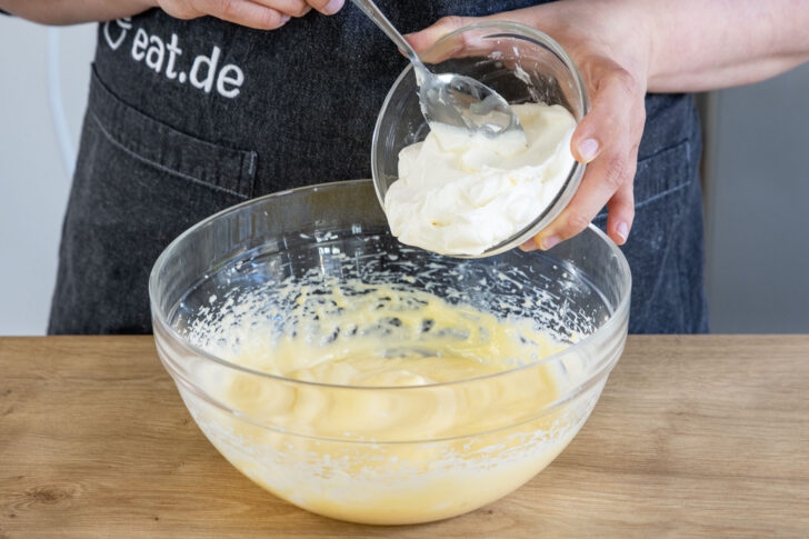 Schmand unter Pudding rühren