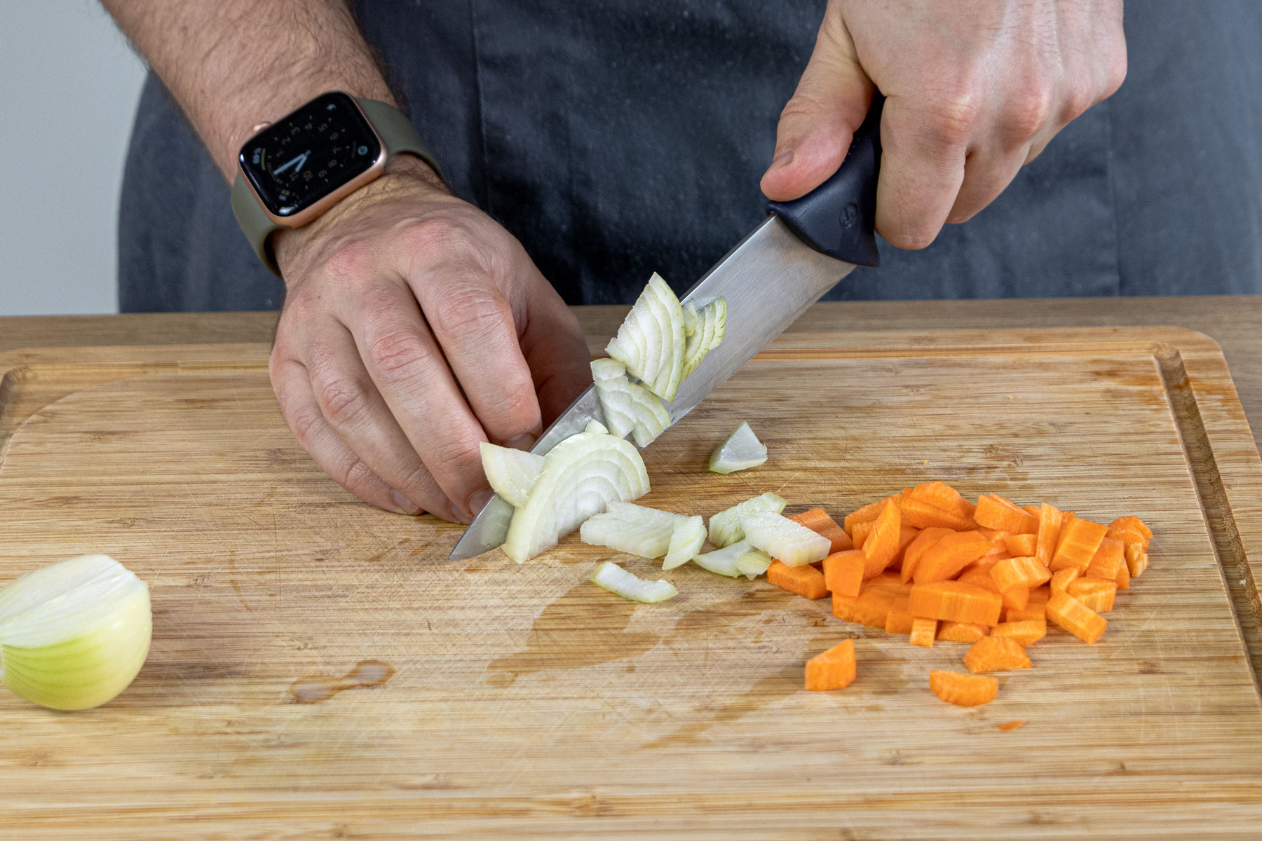 Zwiebel und Karotten schneiden