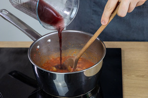 Rotwein zur Sauerbraten Soße geben
