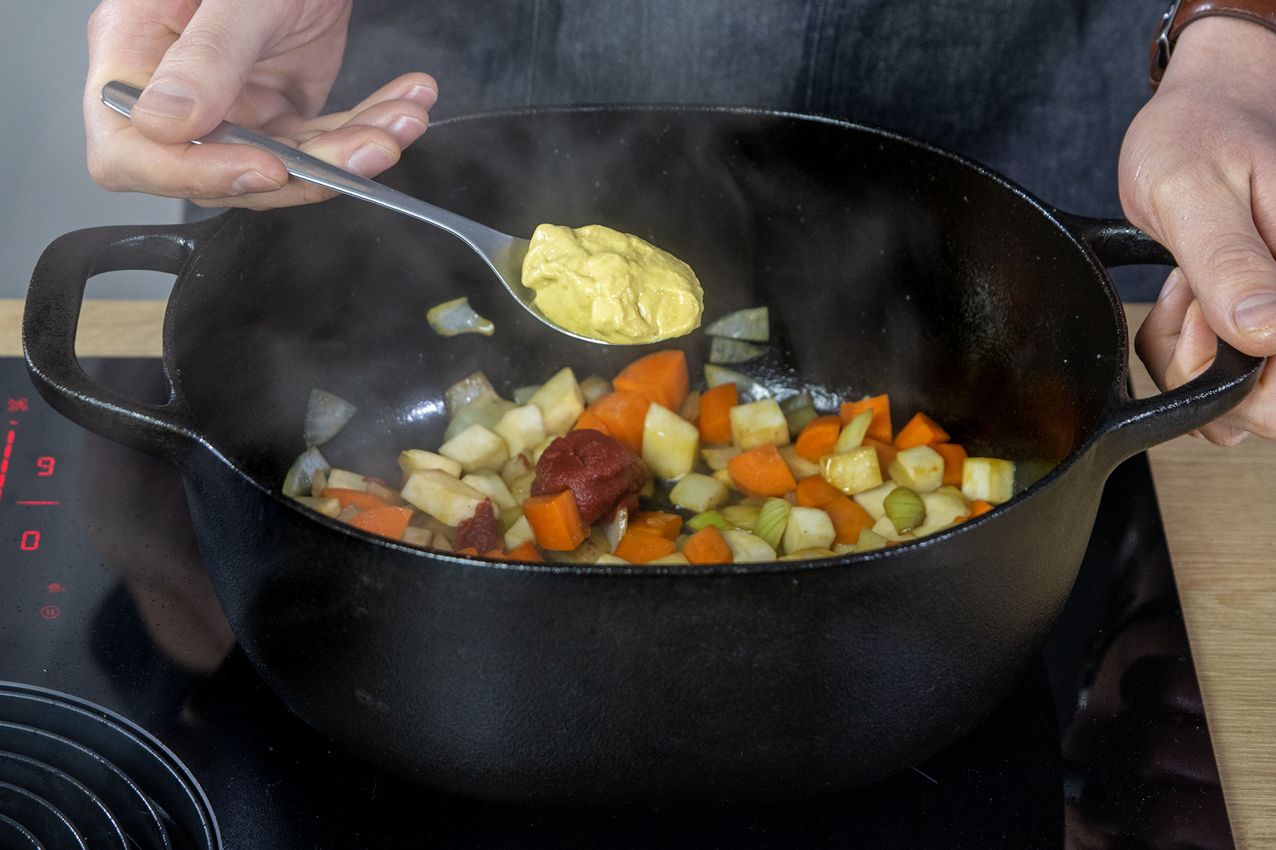 Tomatenmark und Senf dazugeben