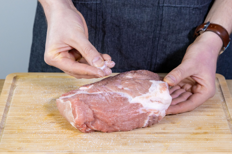 Schweinefleisch salzen