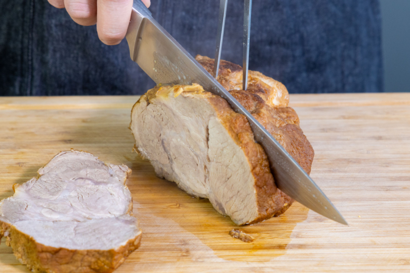 Schweinenackenbraten schneiden