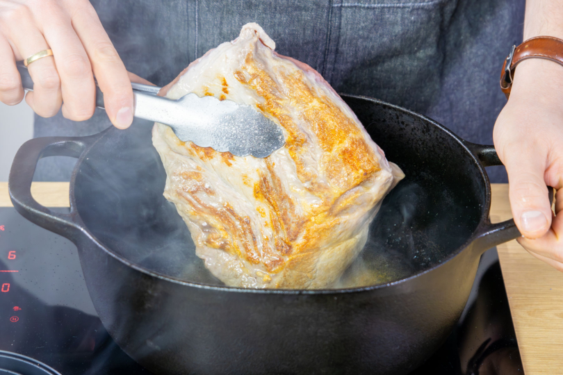 Schweinefleisch wenden